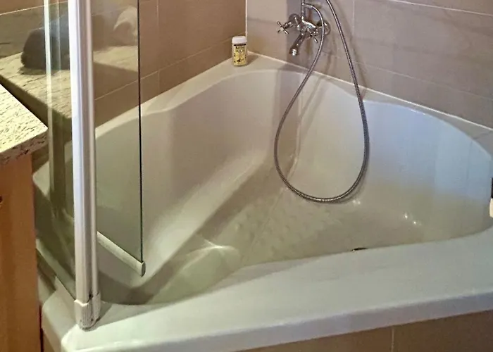 Luxurious Flat With Jacuzzi Sauna 施康里埃德