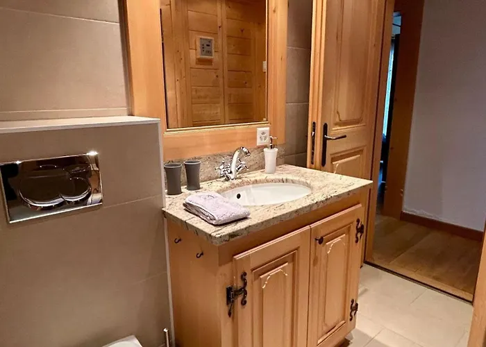 Luxurious Flat With Jacuzzi Sauna 아파트 *